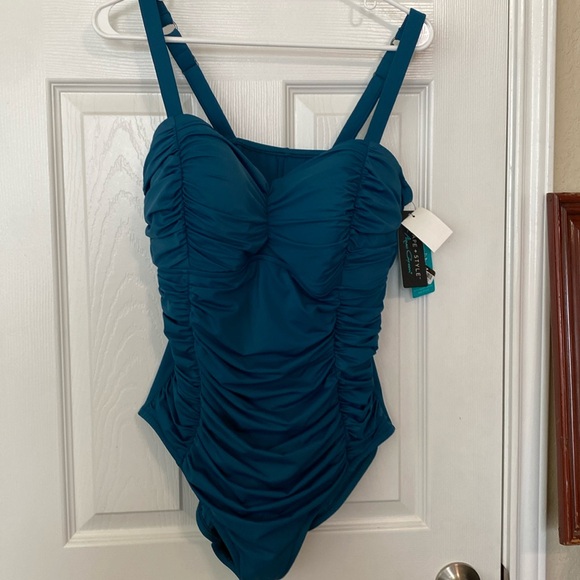 SHAPE + STYLE - Picture 1 of 9